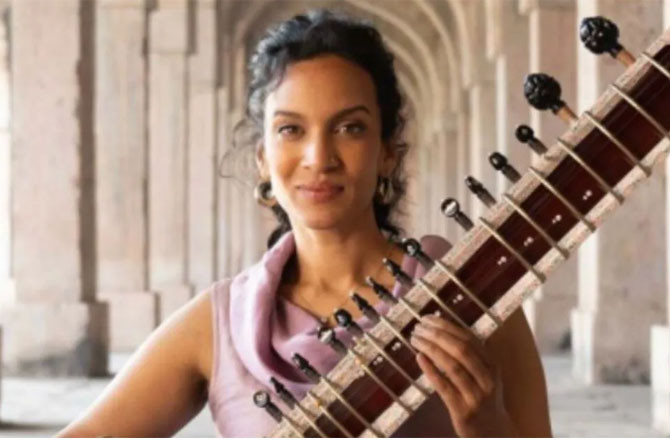 انوشکا شنکر فلائٹ میں ستار ٹوٹنے سے پریشان، ایئر انڈیا کو کھری کھوٹی سنائی  